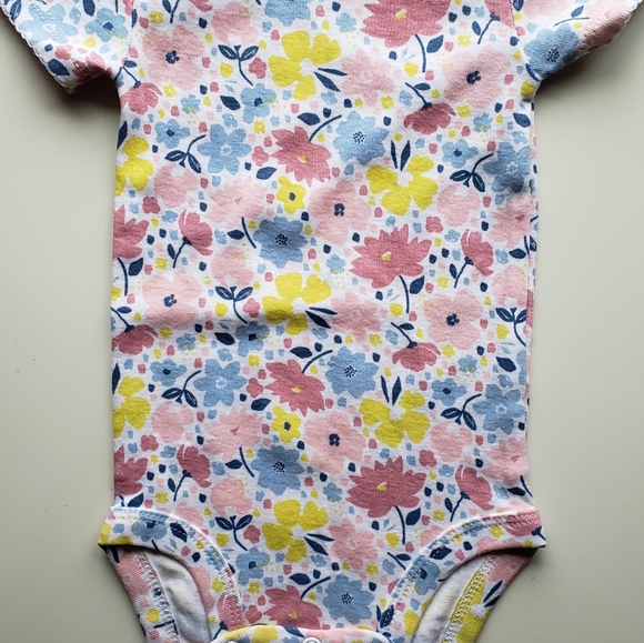 Four onsies & one pair of shorts w. hearts. 0-3 mo - Picture 4 of 9